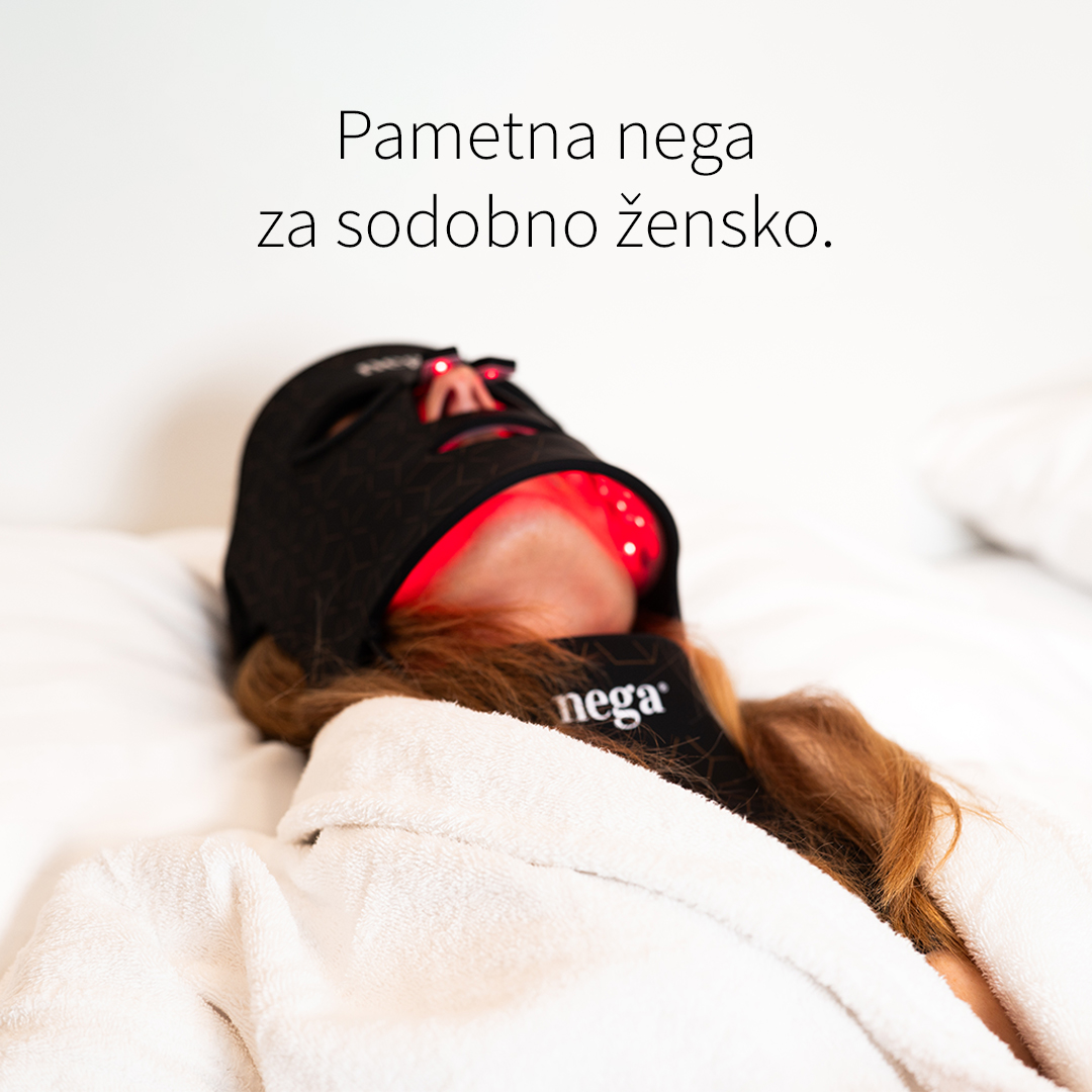 Μια γυναίκα χρησιμοποιεί τη μάσκα LuxGlow LED στο κρεβάτι